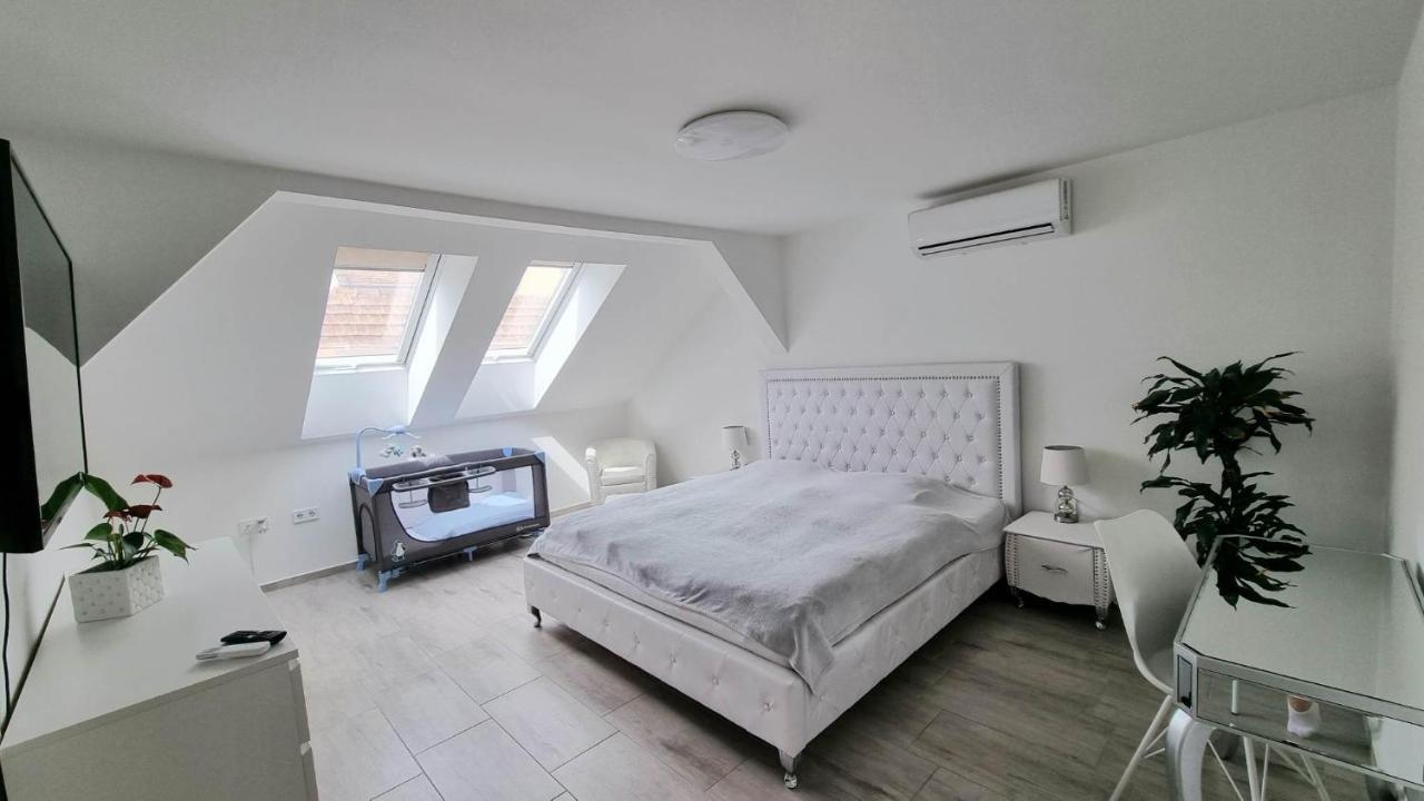 Becsi Kapu Apartman Apartment Vac Ngoại thất bức ảnh