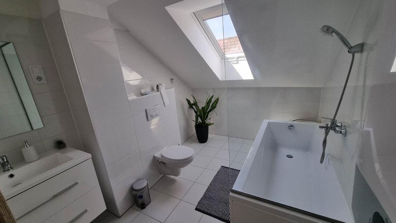 Becsi Kapu Apartman Apartment Vac Ngoại thất bức ảnh