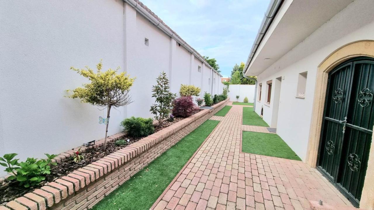 Becsi Kapu Apartman Apartment Vac Ngoại thất bức ảnh