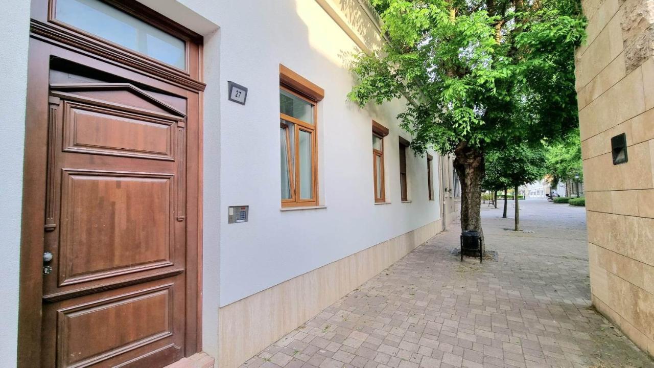 Becsi Kapu Apartman Apartment Vac Ngoại thất bức ảnh
