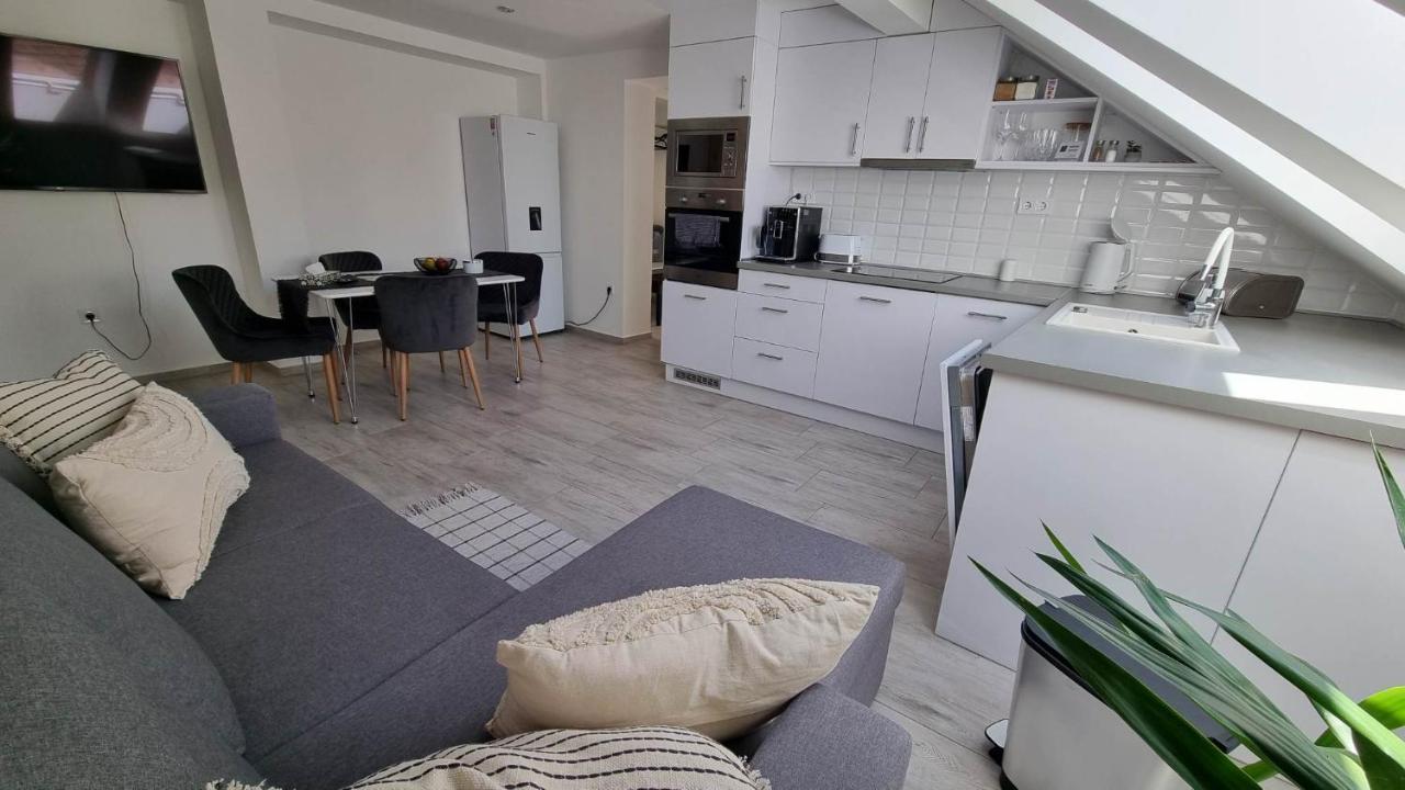 Becsi Kapu Apartman Apartment Vac Ngoại thất bức ảnh